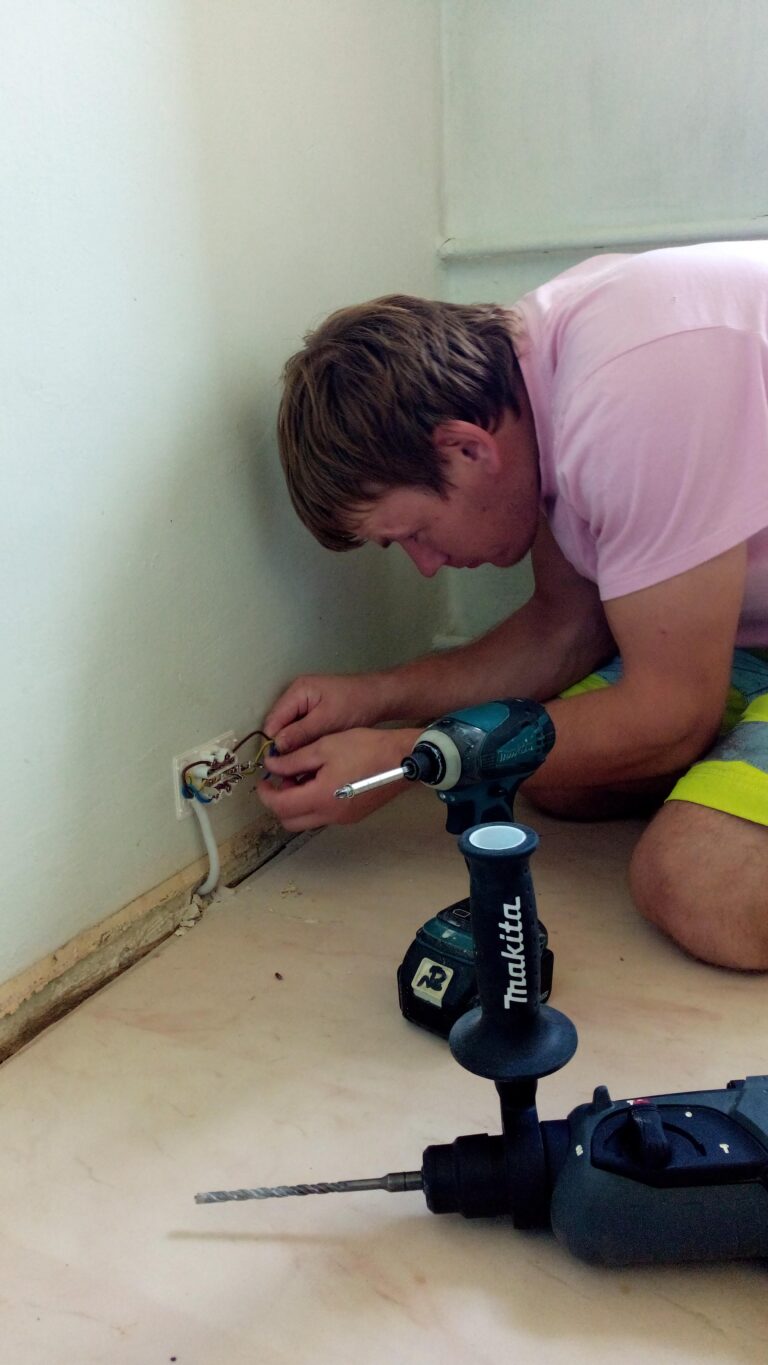 Teeme väiksemaid elektritöid – valgustite paigaldus, pistikupesade ja lülitite ühendamine ning juhtmete vedamine.